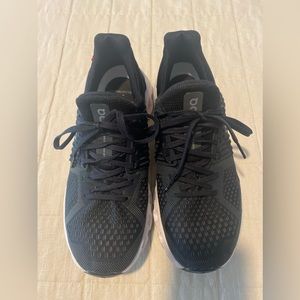 Black Oncloud cloudswift tennis shoes. Size 8!